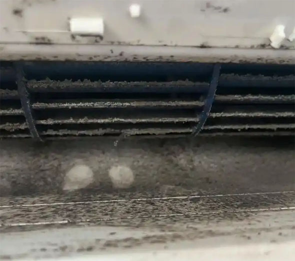 金凤空调吹的风有股烧焦味是怎么回事